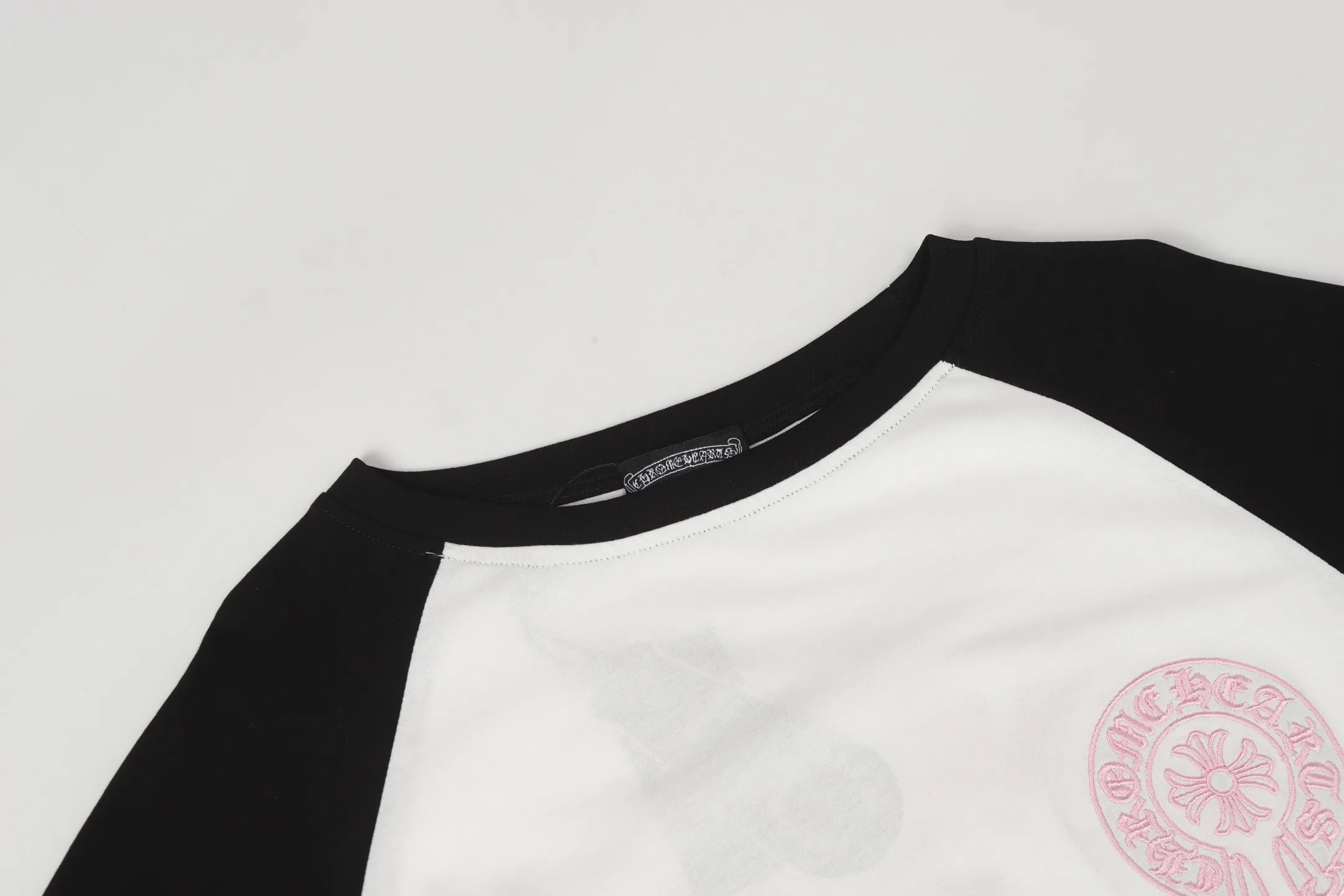 P170 Cross-border quantity model, please do not place an order if you are pursuing quality -Chrome Hearts/Chrome Hearts Xiaohongshu popular Sanskrit horseshoe stitching embroidered long-sleeved T-shirt -High weight, high density and high quality, soft, delicate and skin-friendly wool, soft and silky to the touch, excellent warmth and skin-friendly properties -Customized weaving and dyeing, no color difference, no matter the fabric or workmanship details, beat the ordinary version on the market -Colour: black with white, black with pink -Size: S M L XL